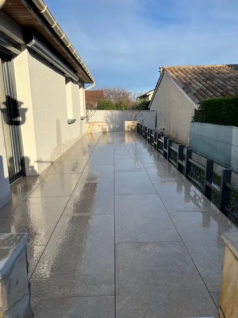 Réalisation d'une terrasse grès cérame sur plots a saint andéol le château , Mornant, Hugot Paysage