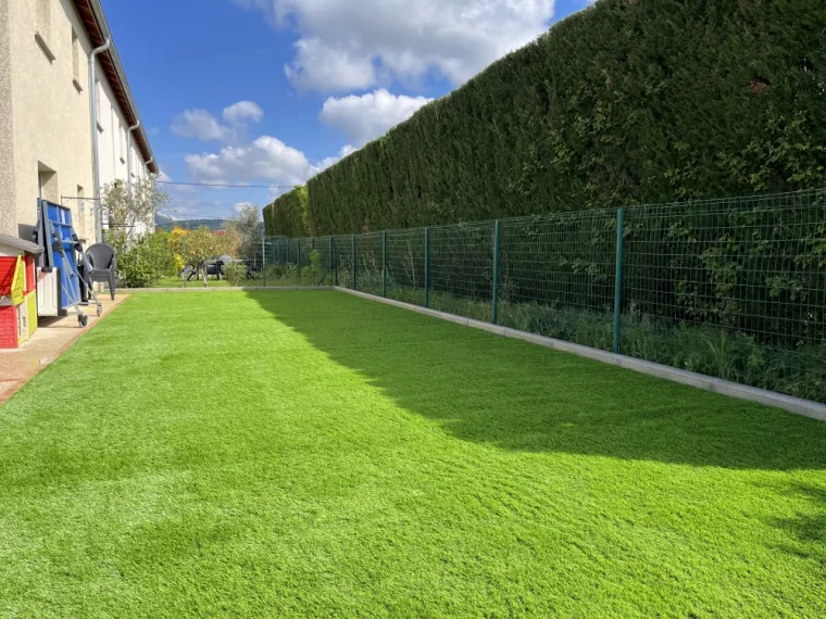 Aménagement d’un jardin en gazon synthétique pour éviter tout entretien , Mornant, Hugot Paysage