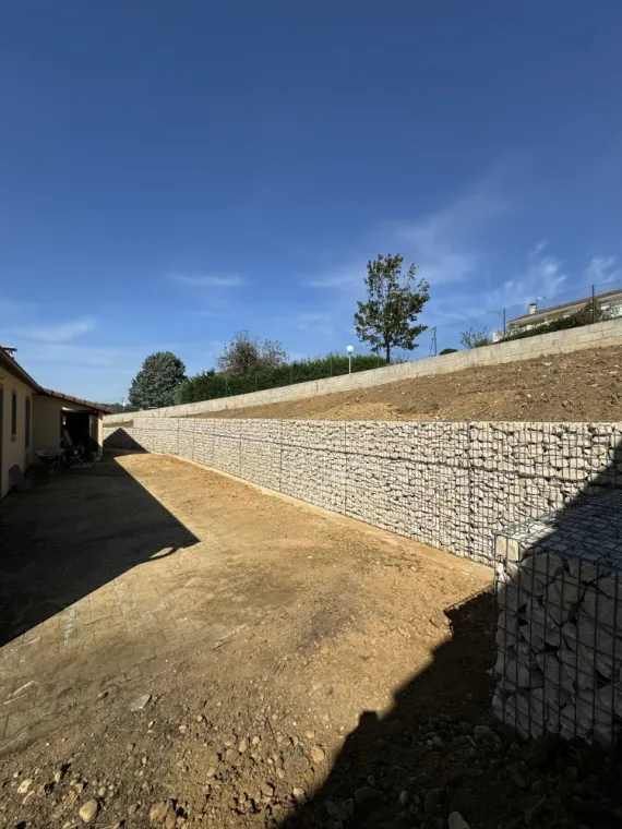 Mur de soutènement pour l’agrandissement d’une terrasse à Vienne, Mornant, Hugot Paysage