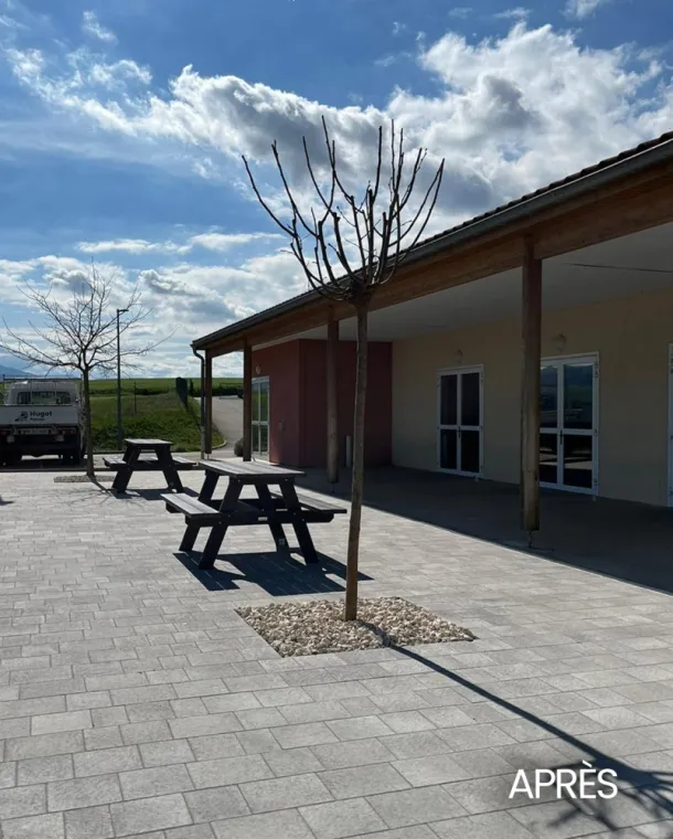 Réalisation d'une terrasse en pavé béton Navarre finition brut à Mornant
