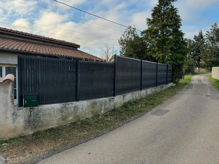 Pose d’une clôture rigide sur un mur en béton et d’un kit occultant en composite à Saint-Andéol-Le-Château, Mornant, Hugot Paysage
