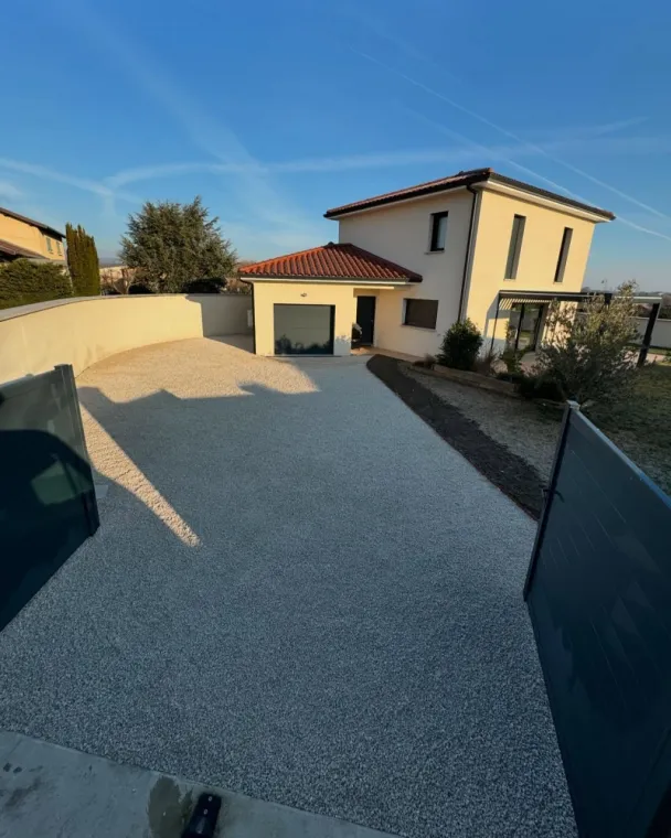 Réfection d’une cour en gravier sur plaque stabilisante à Saint-Jean-De-Touslas, Mornant, Hugot Paysage