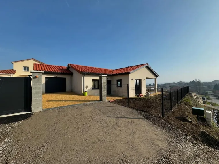 Aménagement extérieur d'une maison avec parking compris à Tartaras, Mornant, Hugot Paysage