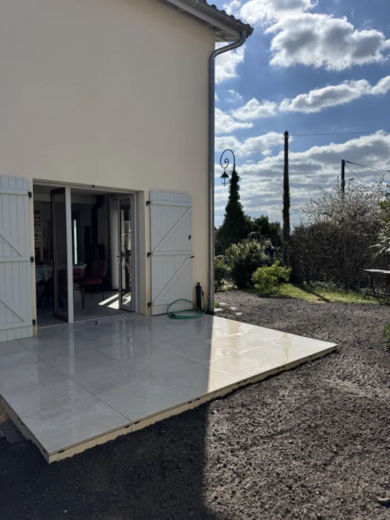 Terrasse sur plots en dalle grès cérame sur la commune de Millery, Mornant, Hugot Paysage