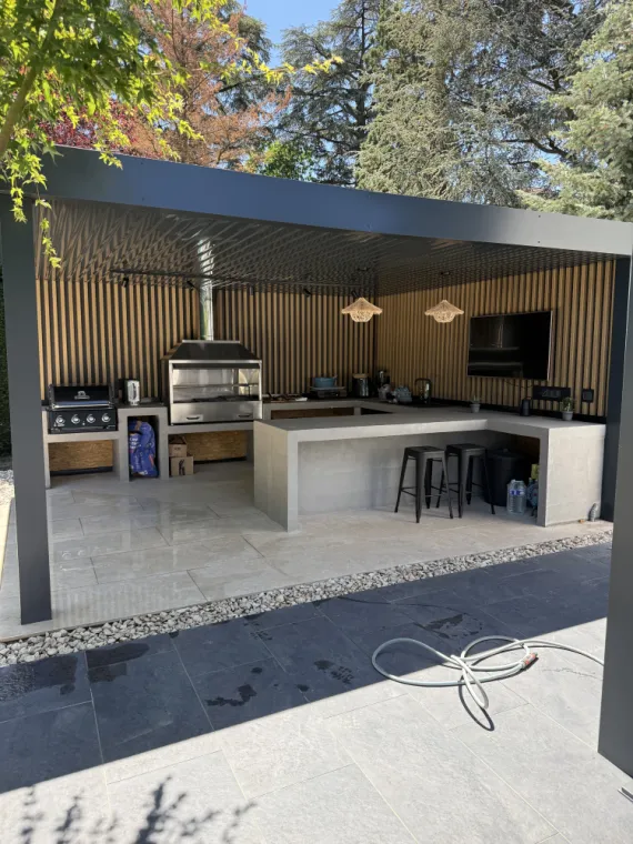 Création d’une cuisine extérieur sur la commune de Saint Chamond , Mornant, Hugot Paysage