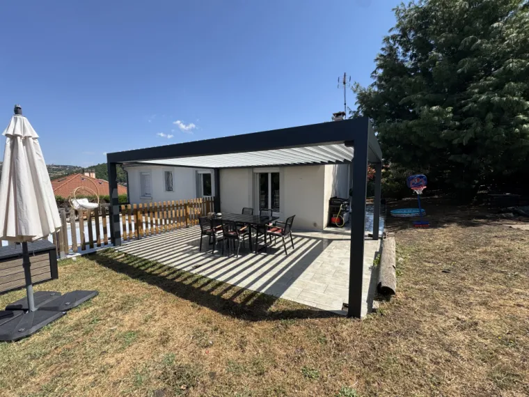 Pose d’une pergola bioclimatique sur la commune de Lorette, Mornant, Hugot Paysage