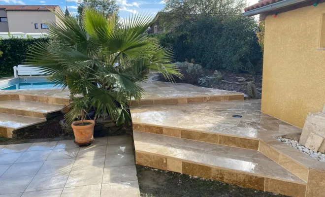 Carrelage extérieur en travertin d'une plage piscine à Saint jean de touslas, Mornant, Hugot Paysage
