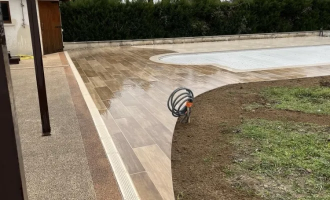 Rénovation d'une plage piscine en grès cérame à Tartaras, Mornant, Hugot Paysage
