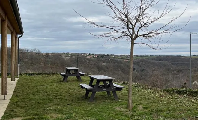 Réalisation d'une terrasse en pavé béton Navarre finition brut à Mornant
