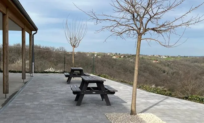 Réalisation d'une terrasse en pavé béton Navarre finition brut à Mornant