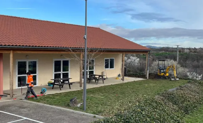 Réalisation d'une terrasse en pavé béton Navarre finition brut à Mornant