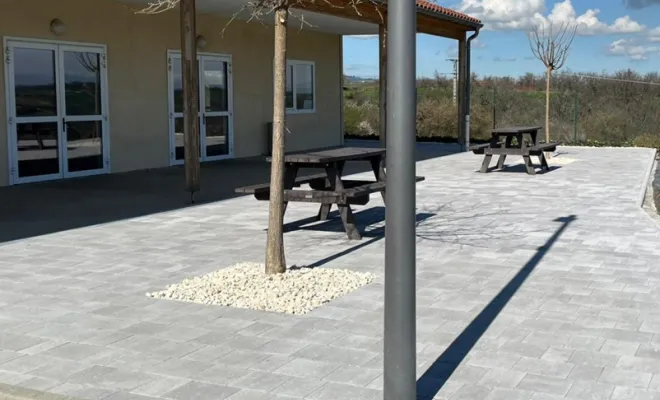 Réalisation d'une terrasse en pavé béton Navarre finition brut à Mornant
