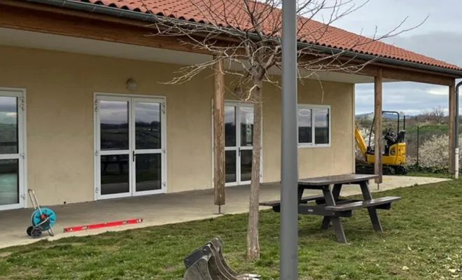 Réalisation d'une terrasse en pavé béton Navarre finition brut à Mornant