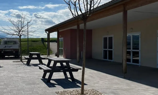 Réalisation d'une terrasse en pavé béton Navarre finition brut à Mornant