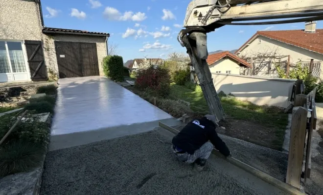 Réalisation d’une allée carrossable en béton désactivé à Lorette, Mornant, Hugot Paysage
