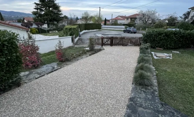 Réalisation d’une allée carrossable en béton désactivé à Lorette, Mornant, Hugot Paysage
