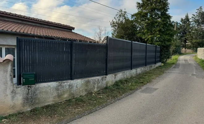 Pose d’une clôture rigide sur un mur en béton et d’un kit occultant en composite à Saint-Andéol-Le-Château, Mornant, Hugot Paysage