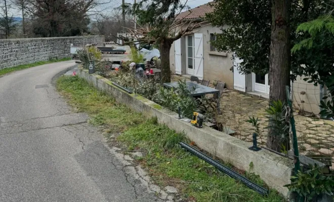 Pose d’une clôture rigide sur un mur en béton et d’un kit occultant en composite à Saint-Andéol-Le-Château, Mornant, Hugot Paysage