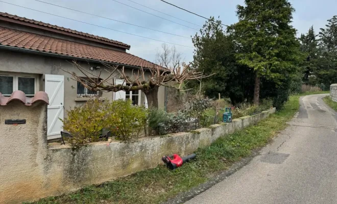 Pose d’une clôture rigide sur un mur en béton et d’un kit occultant en composite à Saint-Andéol-Le-Château, Mornant, Hugot Paysage