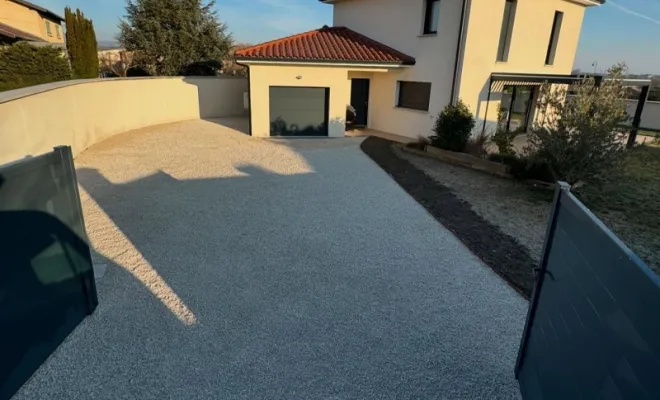 Réfection d’une cour en gravier sur plaque stabilisante à Saint-Jean-De-Touslas, Mornant, Hugot Paysage