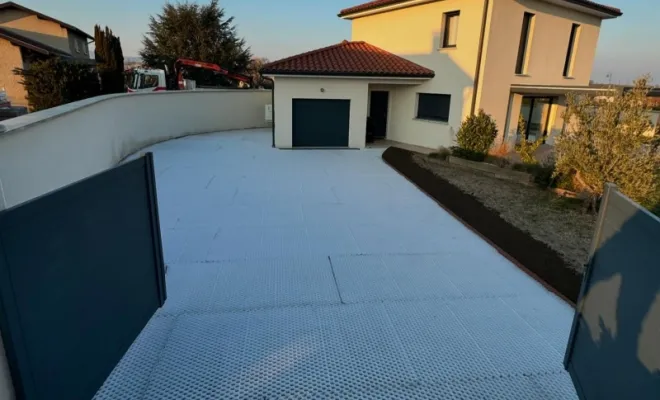 Réfection d’une cour en gravier sur plaque stabilisante à Saint-Jean-De-Touslas, Mornant, Hugot Paysage