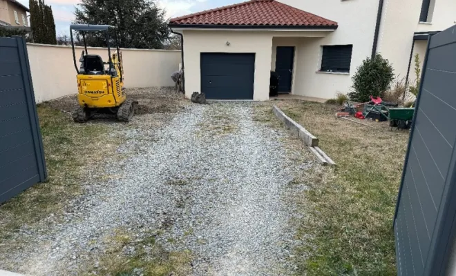 Réfection d’une cour en gravier sur plaque stabilisante à Saint-Jean-De-Touslas, Mornant, Hugot Paysage