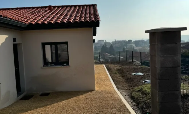 Aménagement extérieur d'une maison avec parking compris à Tartaras, Mornant, Hugot Paysage