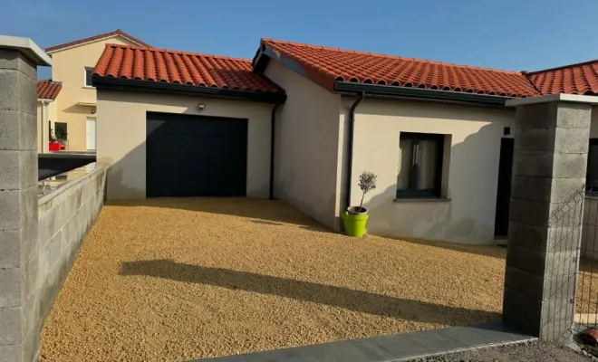 Aménagement extérieur d'une maison avec parking compris à Tartaras, Mornant, Hugot Paysage