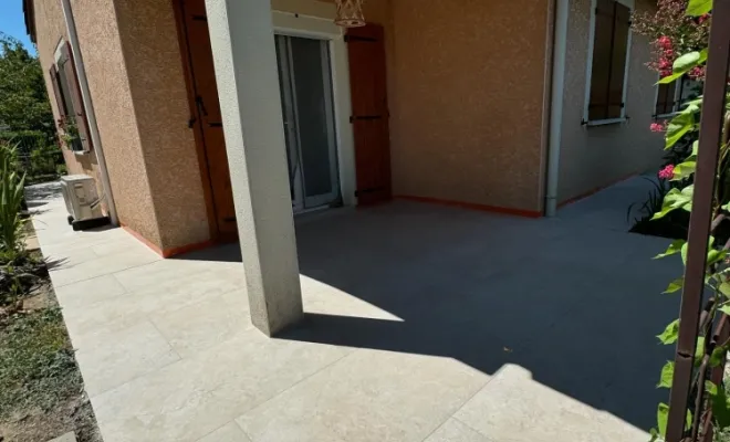 Réfection d’une terrasse en dalle grès cérame « astrum ivory » 60x120 à Mornant, Mornant, Hugot Paysage