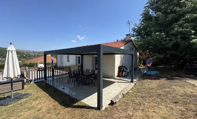 Pose d’une pergola bioclimatique sur la commune de Lorette, Mornant, Hugot Paysage